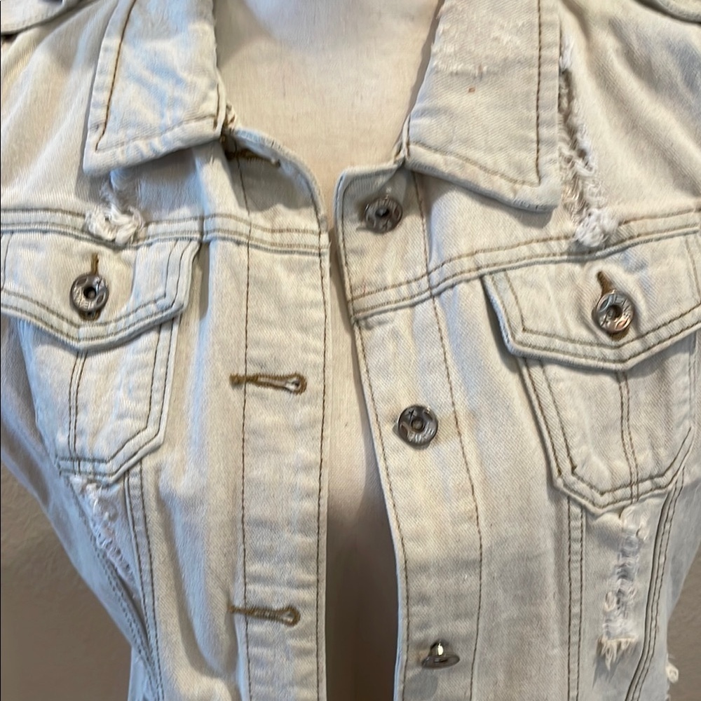 Chic Extreme lightened Sleeveless Distressed Denim Jacket - Picture 4 of 5